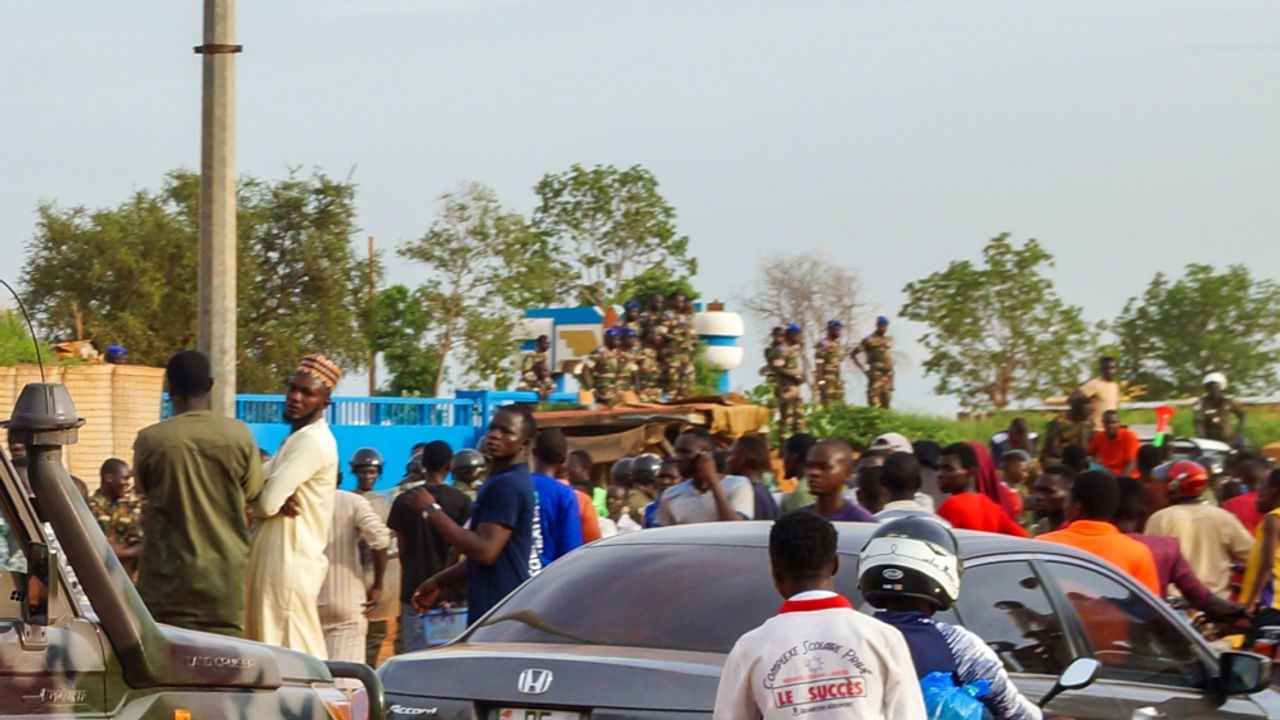 Nijer'de darbe destekçileri Fransız üssüne yürüdü