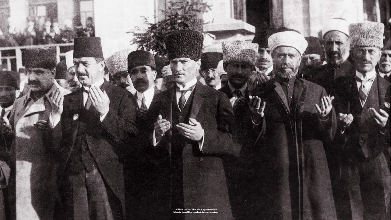 Mustafa Kemal Paşa'nın 'Türkçe ezan' şovu!