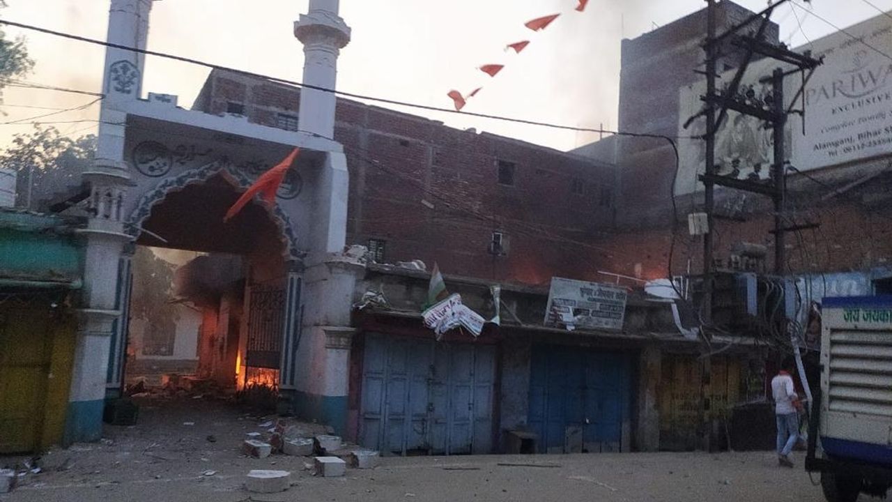 Devlet destekli Hindu çeteler camiyi kundakladı, genç imamı şehit etti