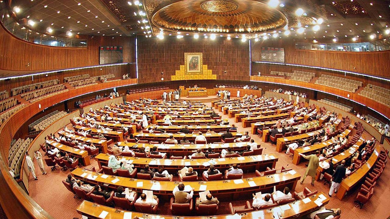 Pakistan Ulusal Meclisi feshedildi