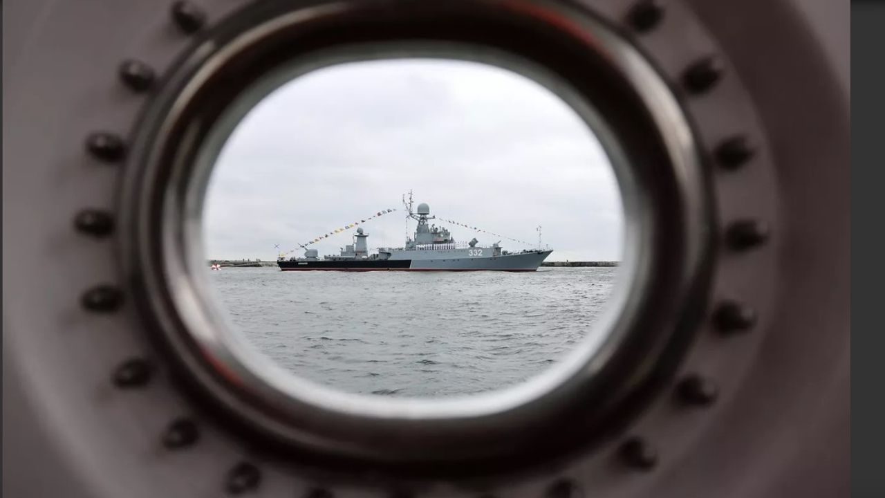 Rus Donanması’dan, Ukrayna’ya giden kuru yük gemisine uyarı ateşi