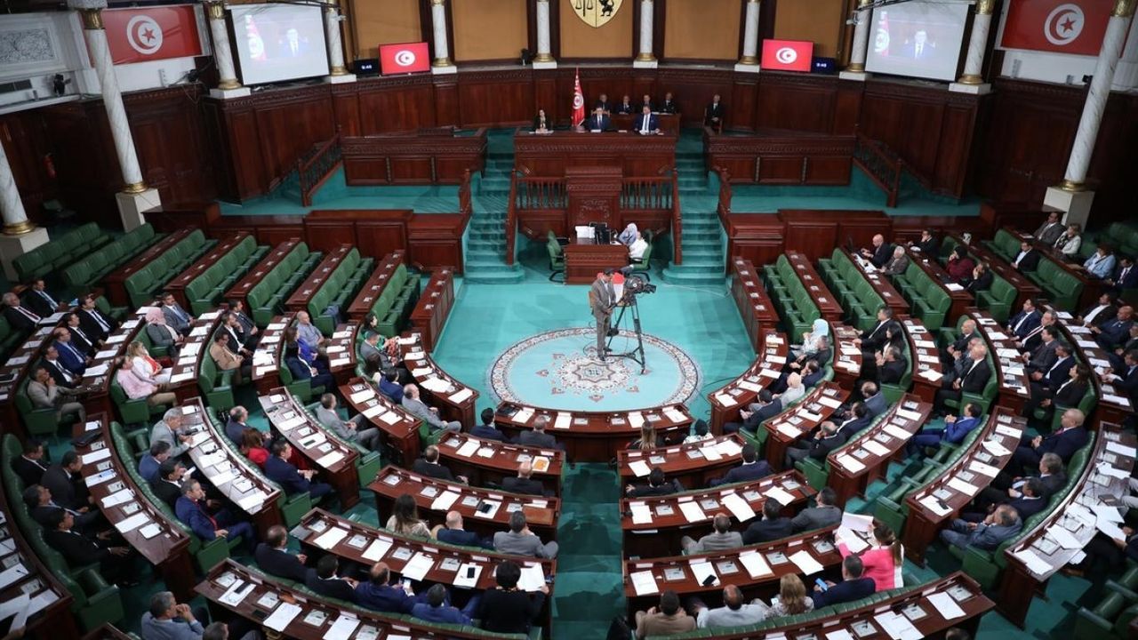 Tunus parlamentosu Nahda Hareketi'ni terör listesine dahil etmeyi planlıyor