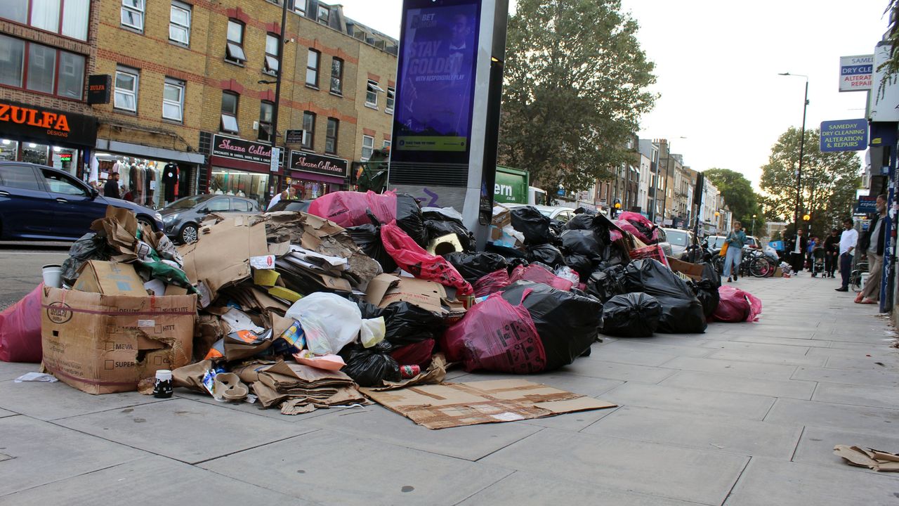 Londra sokakları çöplüğe döndü!