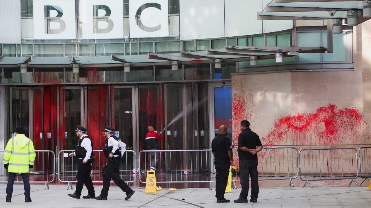 İşgalci İsrail destekçisi BBC'nin Londra'daki binası kırmızıya boyandı