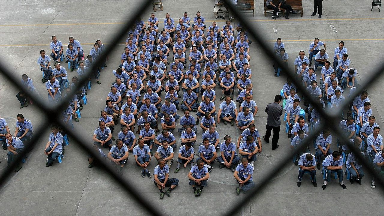 Çinli gardiyanın itirafları: "Hapishanedeki hükümlüleri tarlalarda  çalıştırıyoruz"