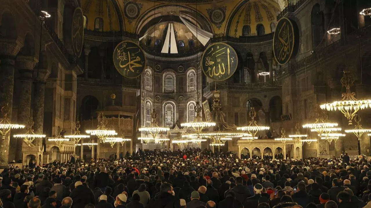 İstanbul'daki camilerde Filistin'e destek için Fetih suresi okundu