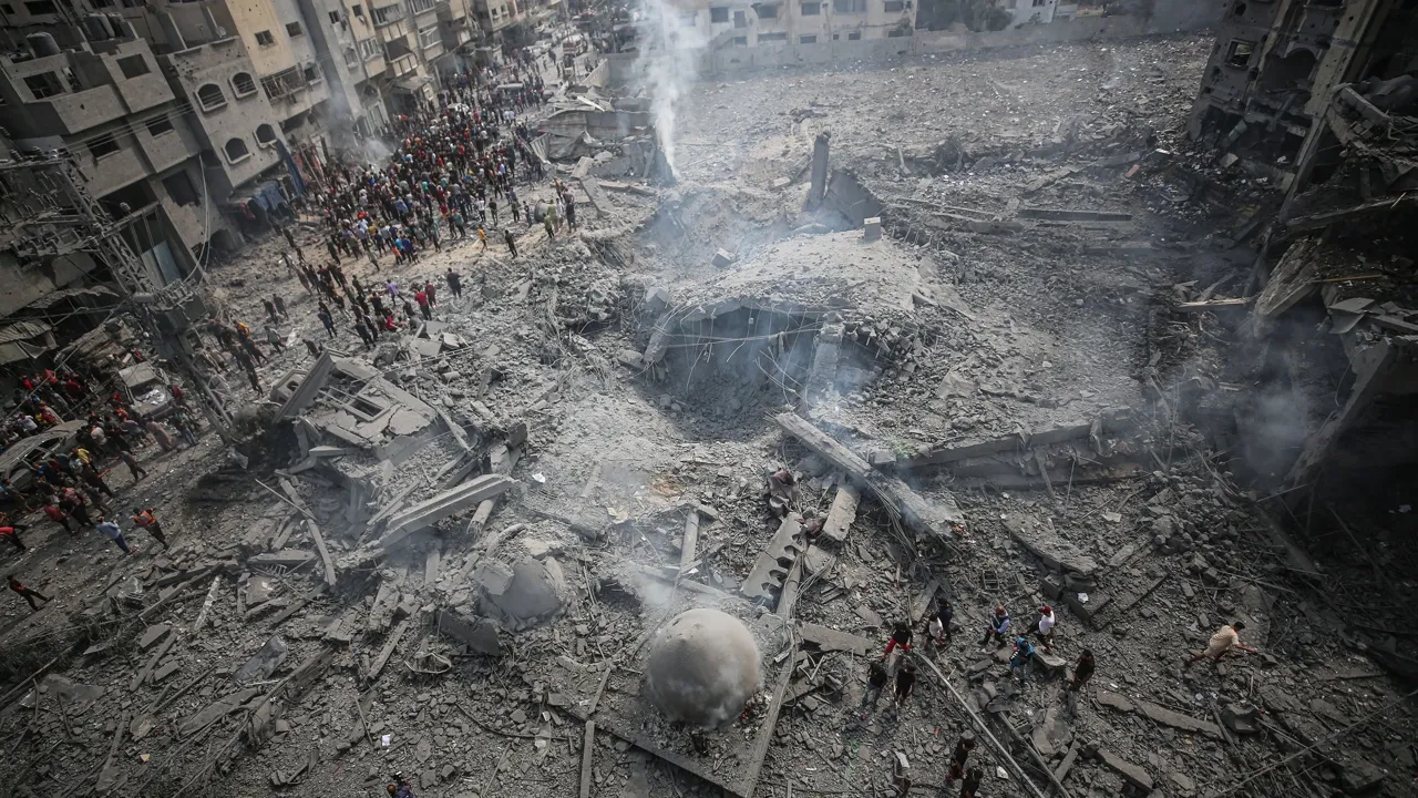 İsrail savaş uçakları, Gazze'de bir camiyi daha vurdu