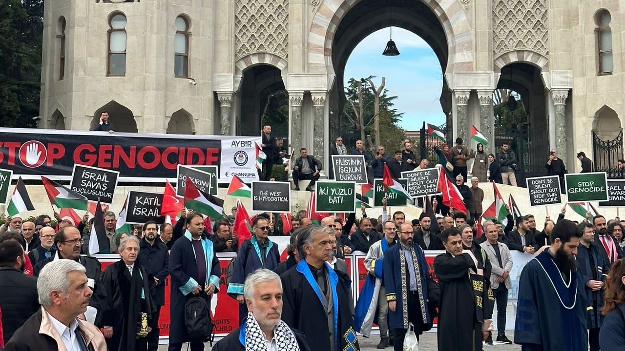 Üniversite rektörleri Filistin'e destek için Beyazıt'ta toplandı