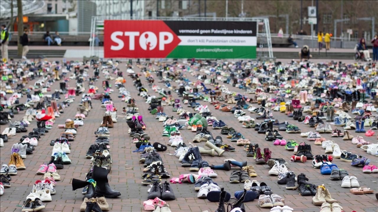 Hollanda'da, terörist İsrail'in katlettiği Filistinli çocuklar için 8 bin çift ayakkabı bırakıldı