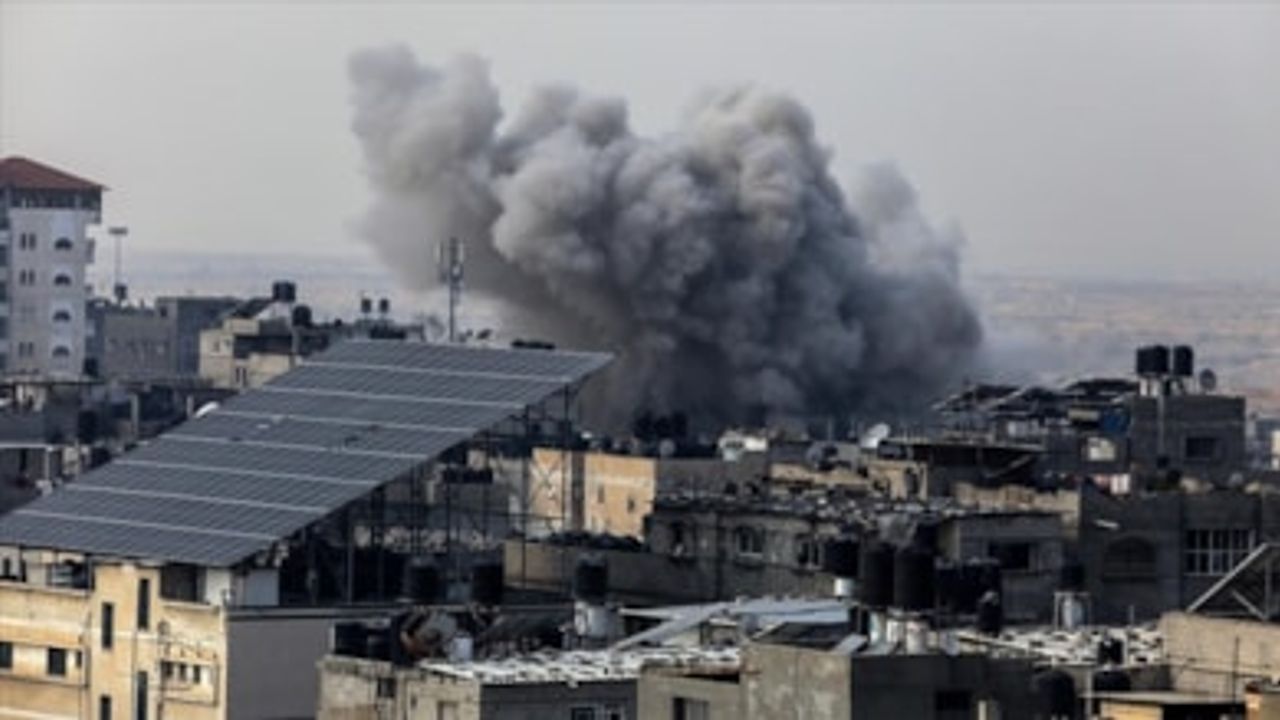 Terörist İsrail, Han Yunus kentine şiddetli hava saldırısı düzenledi