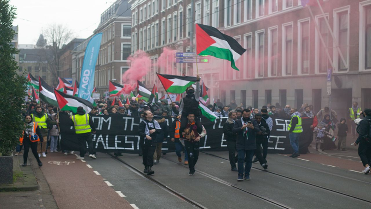 Hollanda'da binlerce kişi Filistin için yürüdü