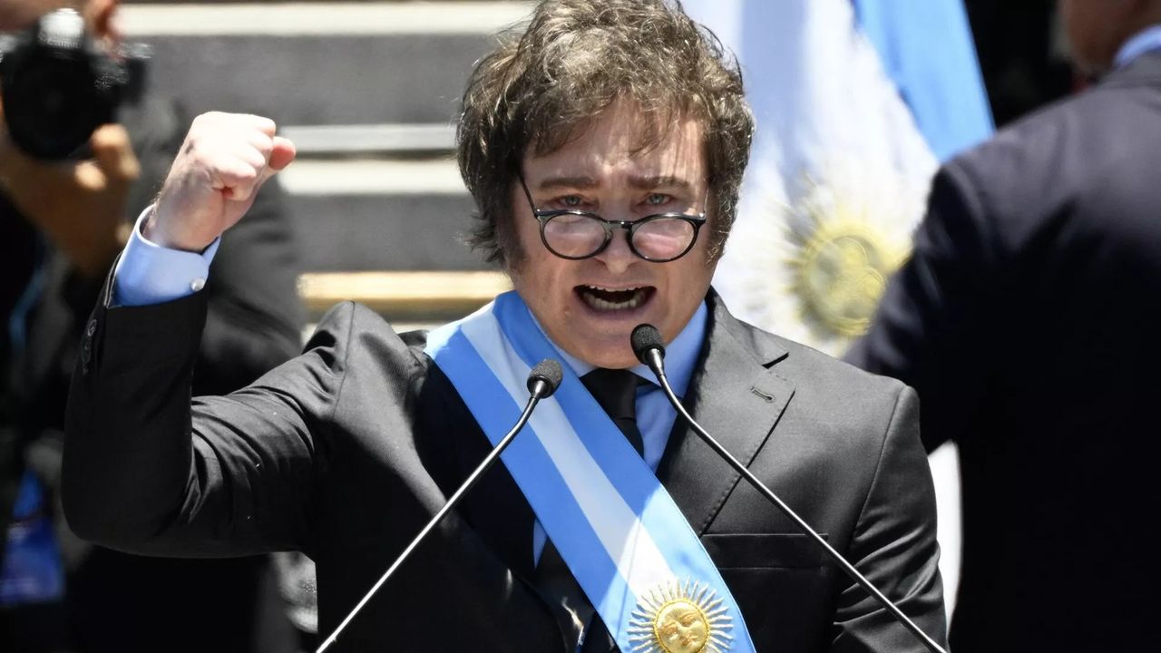 Arjantin'in başkanı göreve başladı: İlk işi birçok bakanlığı kapatmak oldu
