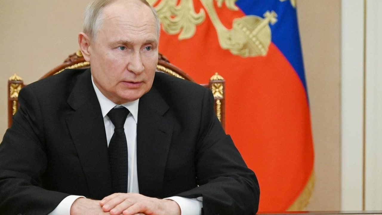 Putin, gelecek yıl yapılacak başkanlık seçimlerinde yeniden aday olduğunu açıkladı