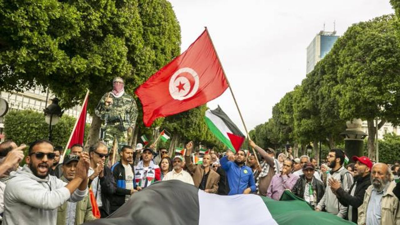 Tunus’taki ABD Büyükelçiliği önünde terörist İsrail protesto edildi