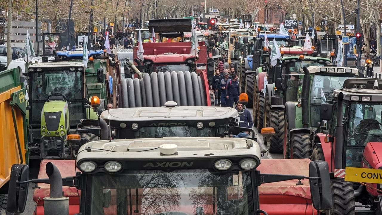 Çiftçiler Almanya'dan sonra şimdi de Fransa'da eylemde: Otoyola ulaşımı kapattılar
