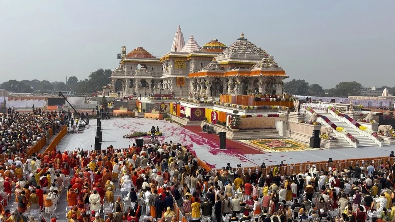 Modi, Hindular tarafından yıkılan Babür Camisi'nin yerine inşa edilen tapınağı açtı