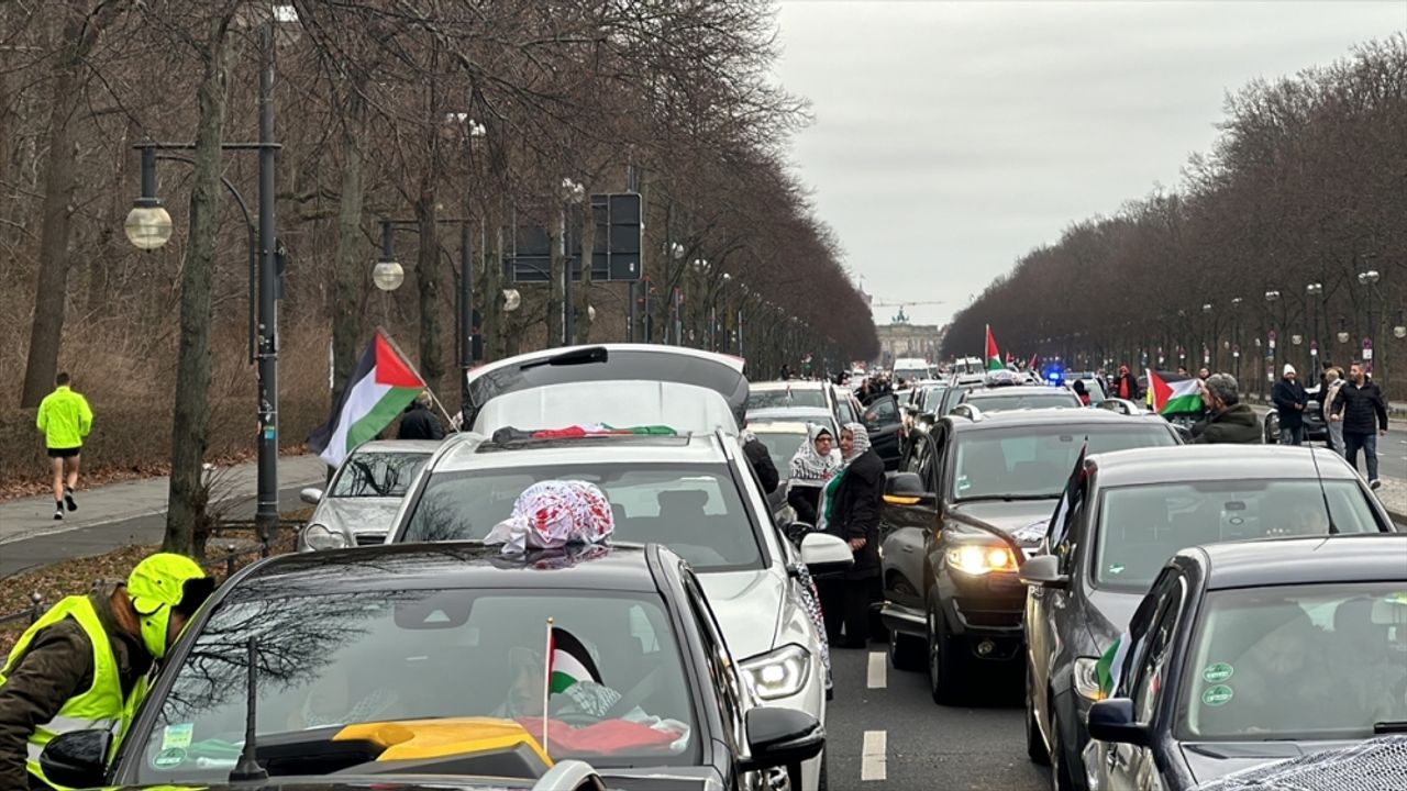 Berlin’de araç konvoyu ile Gazze’deki katliam protesto edildi