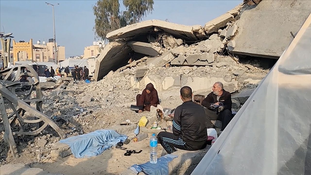 Filistinli aile kalacak yer bulamadığı için bir evin enkazında yaşıyor