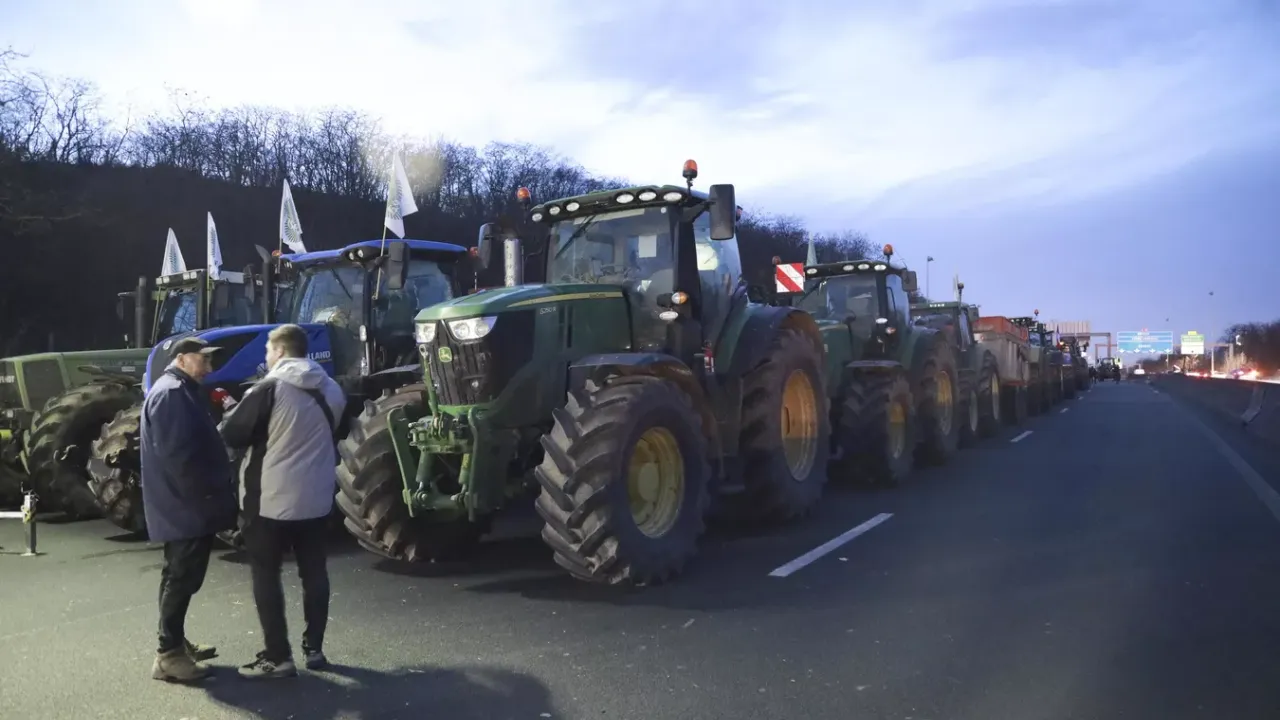 Çiftçiler 800 traktörle Paris'te yolları kapattı
