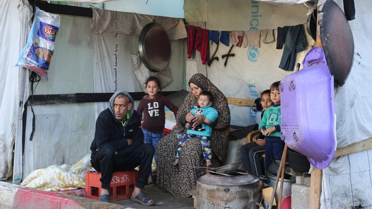 UNRWA: Gazze'deki sığınaklarımız aşırı kalabalık, sivillerin çoğu dışarıda uyuyor