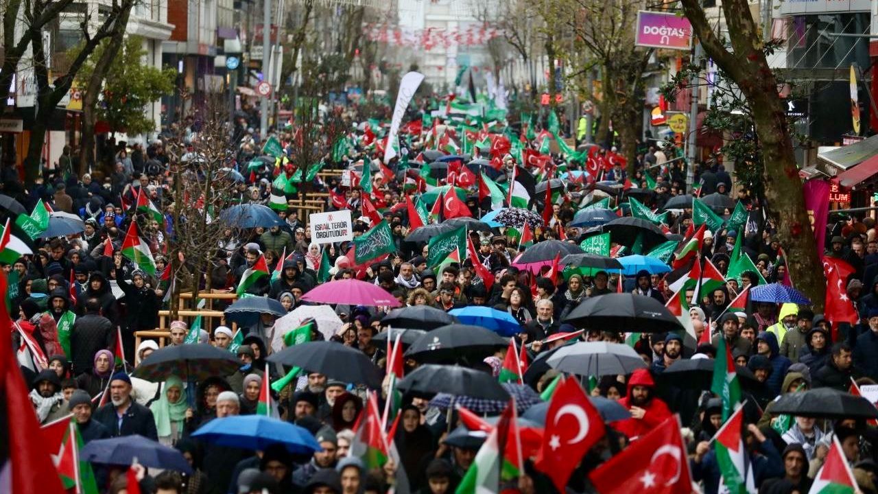 İstanbul'da Kelime-i Tevhid ve Fetih sancaklarıyla Gazze için yürüyüş yapıldı