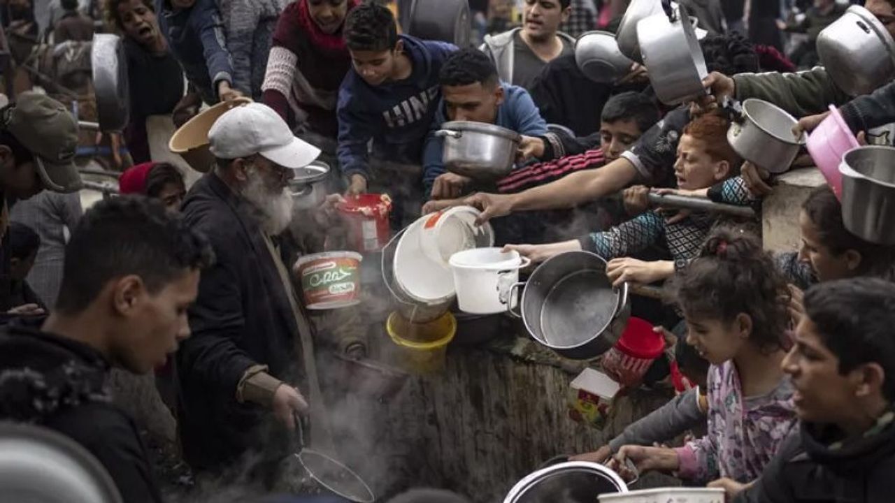 Gazze'de binlerce kişi "tek lokma yemeden" günler geçiriyor