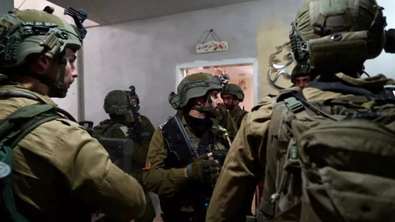 İsrail askerleri Filistinlilerin evlerinde hırsızlık yapıyor
