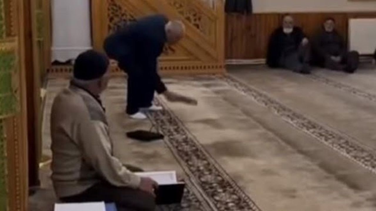 Kur'an-ı Kerim'e ayağıyla basan alçağa komik ceza!
