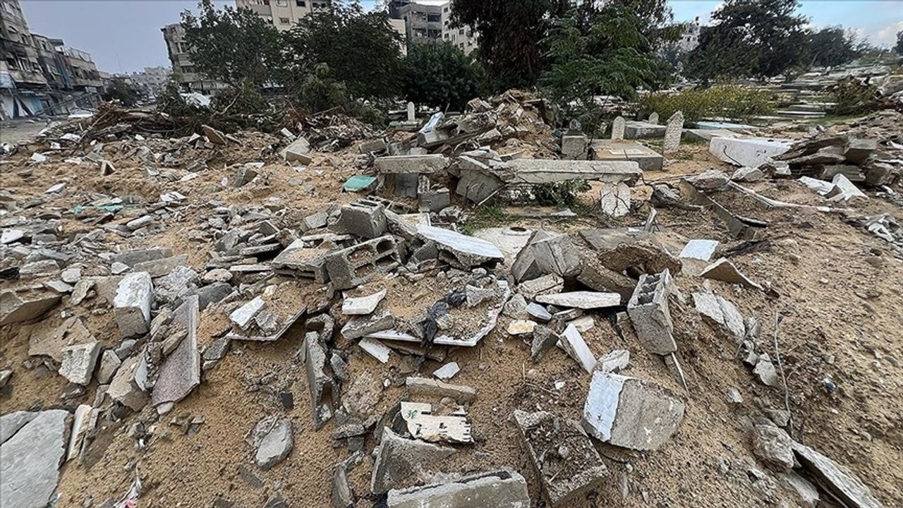 CNN: Uydu görüntüleri, İsrail'in Gazze'de çok sayıda mezarlığı tahrip ettiğini ortaya koyuyor