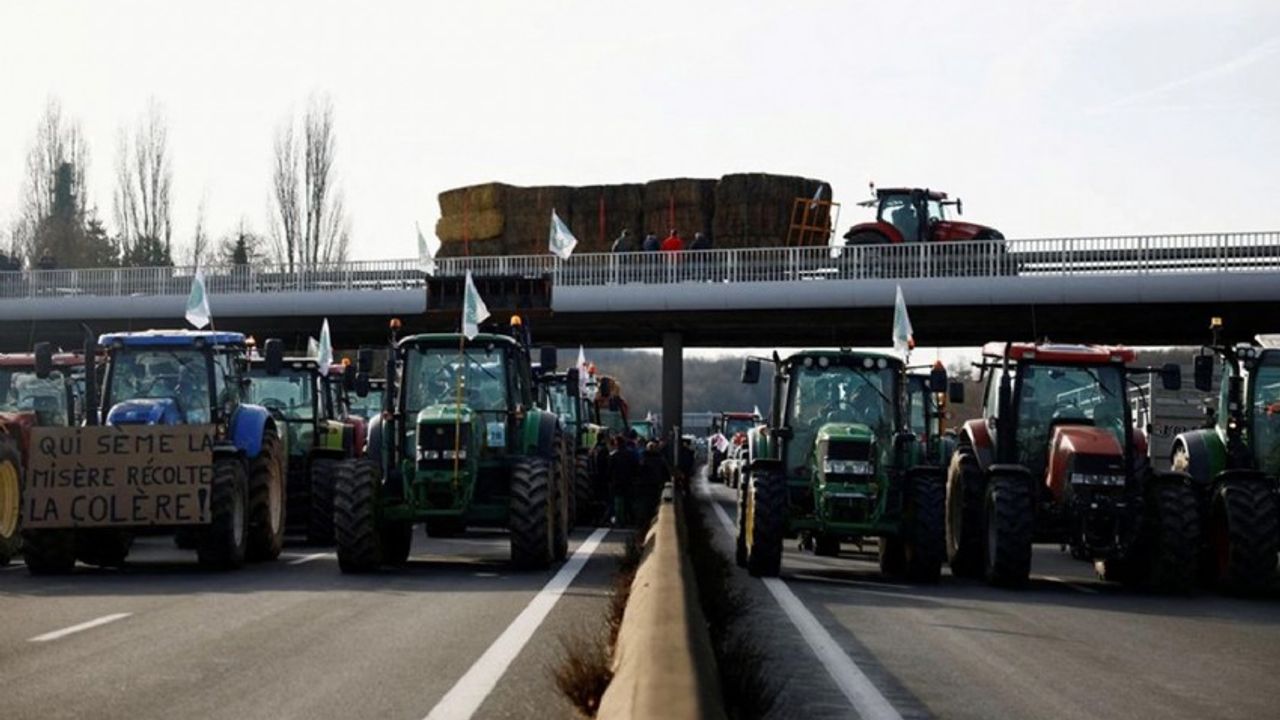 İspanya'da çiftçiler traktörleriyle ülke genelinde eylem yaptı