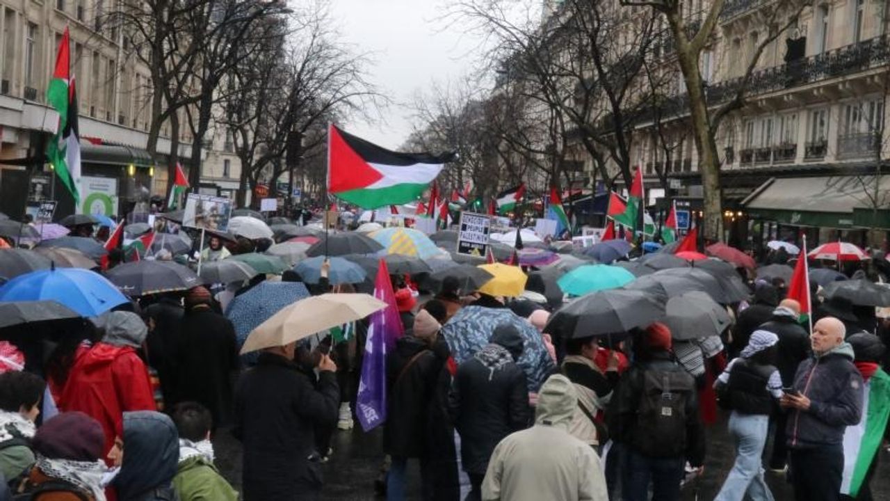 Londra ve Paris'te on binlerce kişi yağmura rağmen Gazze için yürüdü