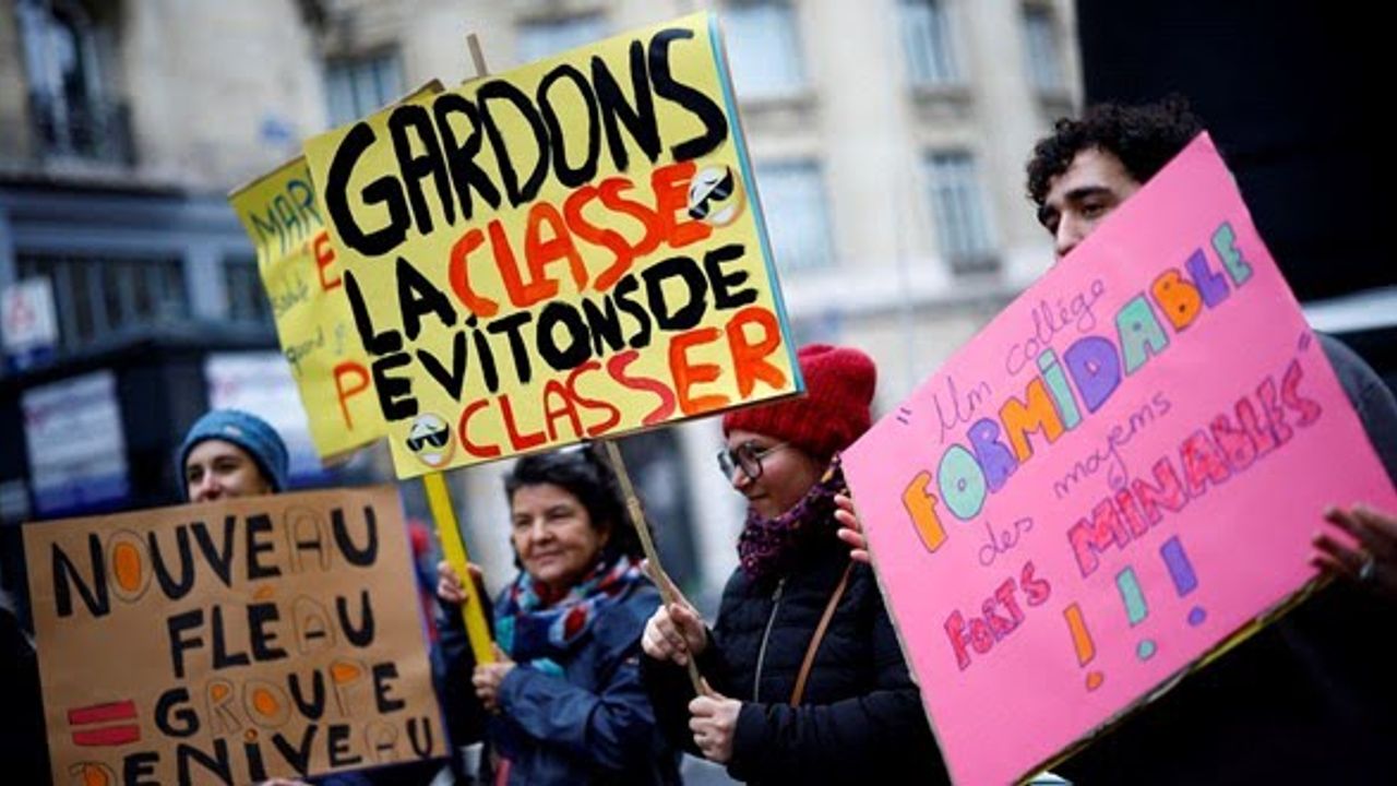 Paris'te öğretmenler maaş artışı talebiyle sokağa çıktı