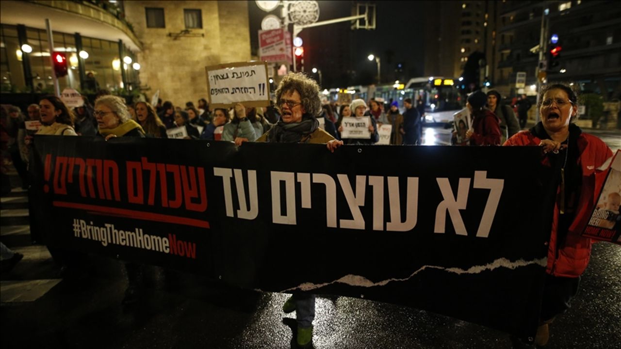 Esir yakınlarından Tel Aviv'de "ateşkes" gösterisi