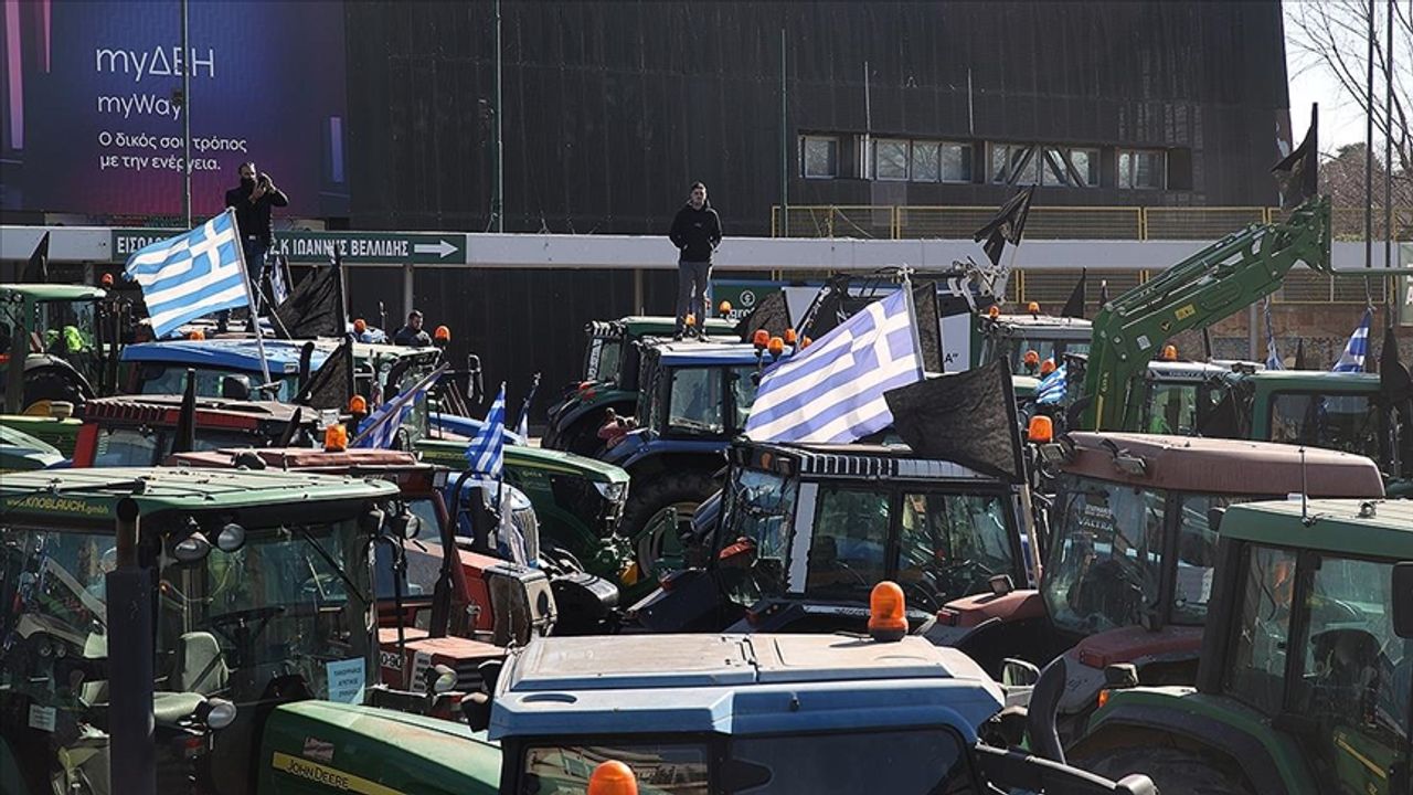 Yunanistan'da çiftçiler yolları kapattı!