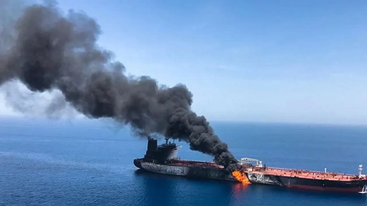 ABD, Umman Körfezi'nde bir petrol tankerinin daha vurulduğun