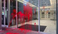 ABD'li aktivistler İsrail Büyükelçiliği binasını elleriyle kırmızıya boyadı
