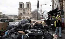 Paris’teki çöp yığınları şehrin bir parçası hâline geldi
