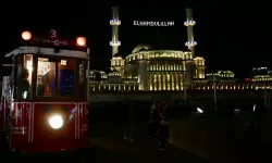 Taksim Camii’ne, “Elhamdülillah” yazılı mahya asıldı