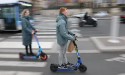 Paris sokaklarında kiralık scooterlar toplanıyor