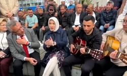CHP milletvekili adayları Engin Altay ve Özlem Zengin gençlerle türkü söyledi