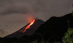 Ekvador'daki Cotopaxi Yanardağı kül püskürtüyor