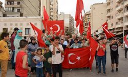 Lübnan'da Türkmenler Erdoğan'ın seçim zaferi dolayısıyla tatlı dağıttı