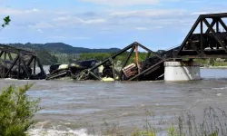 Asfalt ve sülfür taşıyan bir tren Yellowstone Irmağı'na düştü