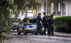 İsveç polisi, bir caminin önünde Kur'an-ı Kerim'ın yakılmasına göz yumdu!