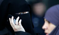 Müslümanlık arttıkça İslam düşmanlığı da artıyor: Fransa'da uzun elbiseye yasak!