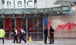İşgalci İsrail destekçisi BBC'nin Londra'daki binası kırmızıya boyandı