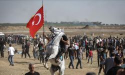Gazzeli akıncının elindeki bayrak, Türkiye'ye tarihî misyonunu hatırlatıyor