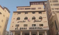 Kana doymayan işgalci İsrail, Gazze’deki Kudüs Hastanesi'nin çevresini yine vurdu