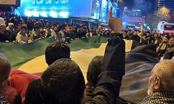 İstanbul'da eylemciler Siyonist İsrail’in Konsolosluğu'na havai fişek attı