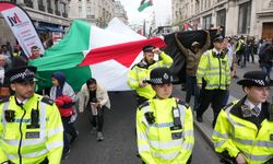 Londra'da binlerce kişi, siyonist İsrail'in Gazze'deki hastaneye saldırısını protesto etti